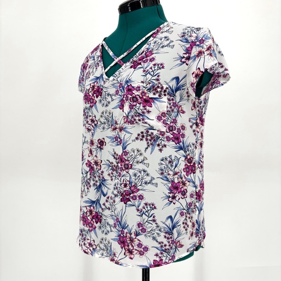 Pink Rose Vintage Blue & Pink Floral Criss Cross V-Neck Short Sleeve Top, Medium - Picture 3 of 16